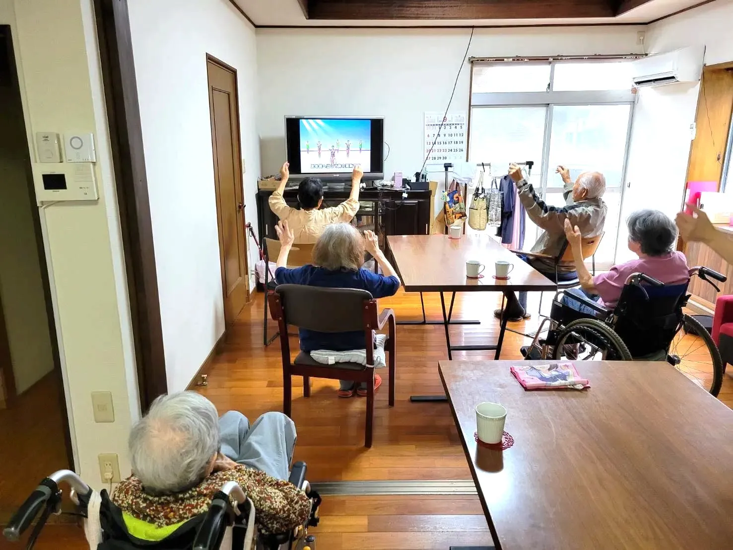 平行棒で歩行訓練をする様子